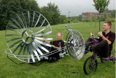 Die Erfinder Gustav Winkler (links) und Andreas Barowski zeigen in Flensburg an der Fachhochschule das neue und alte Gegenwindfahrrad.
Foto dpa